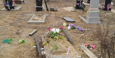 У Зарічненському районі затримали вандала, що понівечив могили на кладовищі